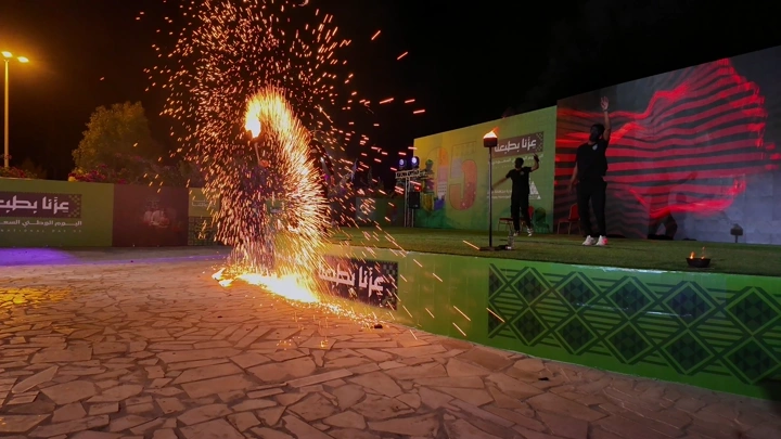 عرض ناري في محفل ليلاً، لقطة واسعة.