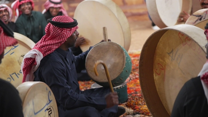 رجال يعزفون على الطبول في احتفال تقليدي، لقطة قريبة.