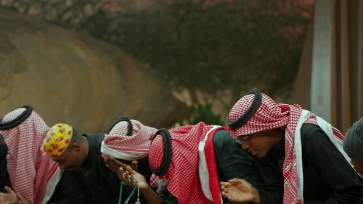 رجال يرتدون الزي التقليدي يؤدون السامري في السعودية، لقطة داخلية.