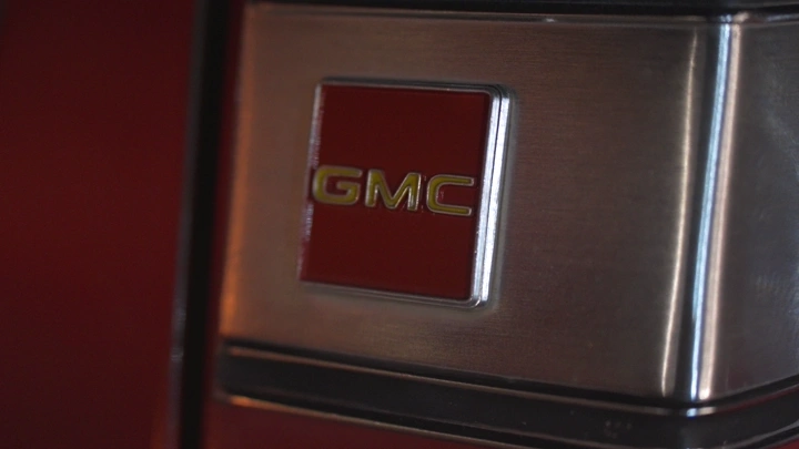 شعار سيارة على سطح معدني، لقطة قريبة.