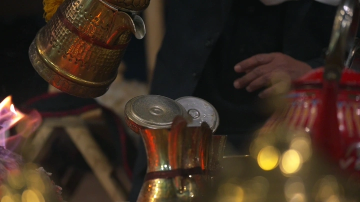 تحضير القهوة السعودية في دلة نحاسية، لقطة قريبة.