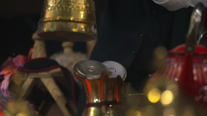 تحضير القهوة السعودية في مجلس تقليدي، لقطة مقربة.