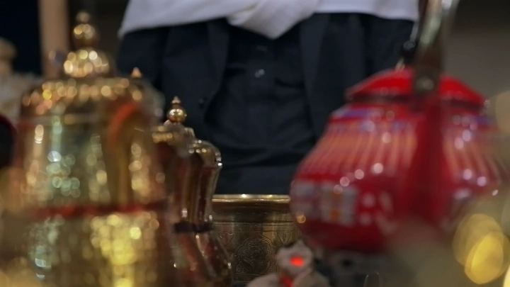 دلال قهوة سعودية في مشهد داخلي، لقطة مقربة.