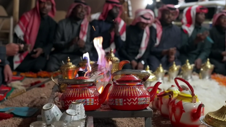 جلسة تقليدية مع رجال و دلال قهوة وشاي، تصوير بزاوية منخفضة.