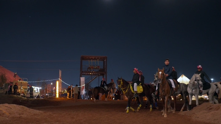 فرسان على خيول في الليل، تصوير ليلي.