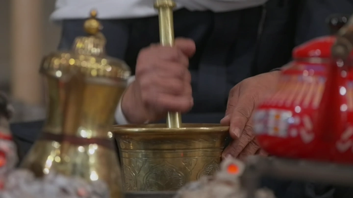 تحضير القهوة السعودية باستخدام النجر، لقطة مقربة.