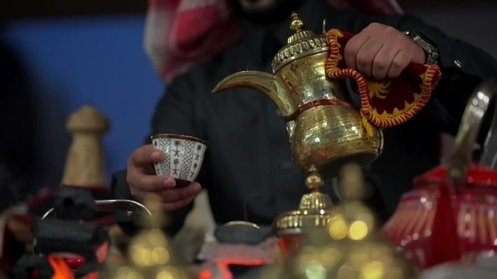 تحضير القهوة السعودية في مجلس تقليدي، لقطة مقربة.