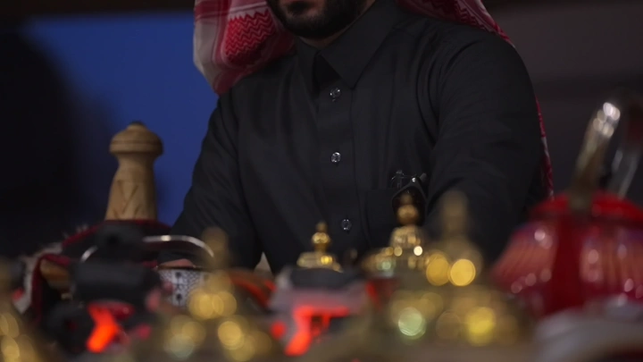 تحضير القهوة السعودية وصبها في الفنجال، لقطة مقربة.