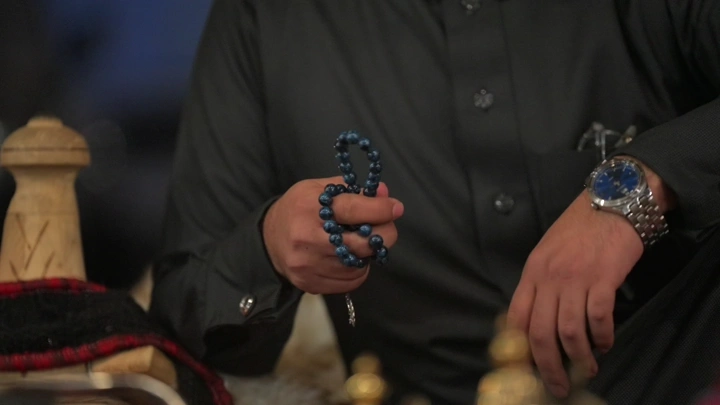 رجل يحمل سبحة في يده، تصوير مقرب.