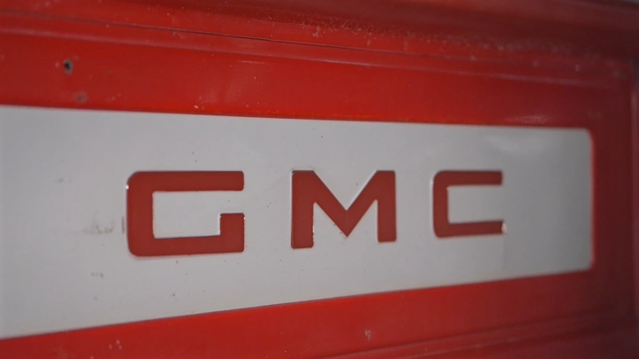 شعار جمس على خلفية حمراء، لقطة قريبة.