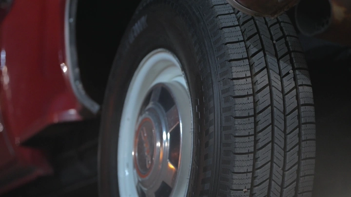 إطار سيارة كلاسيكية في الليل، لقطة قريبة.