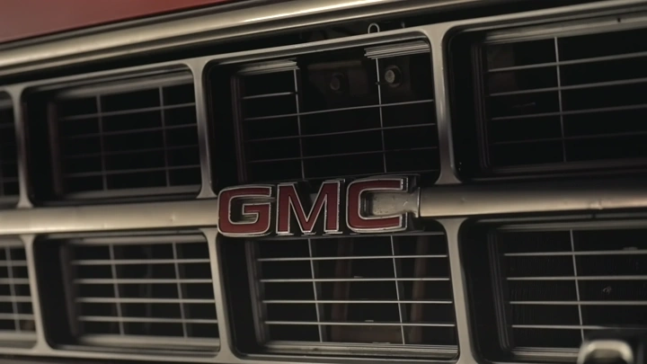 شعار جمس على شبكة سيارة كلاسيكية، لقطة مقربة.