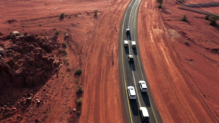 سيارات تسير على طريق في جبال سلمى، لقطة جوية.