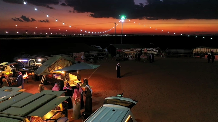 مخيم في الصحراء عند الغروب، لقطة جوية.