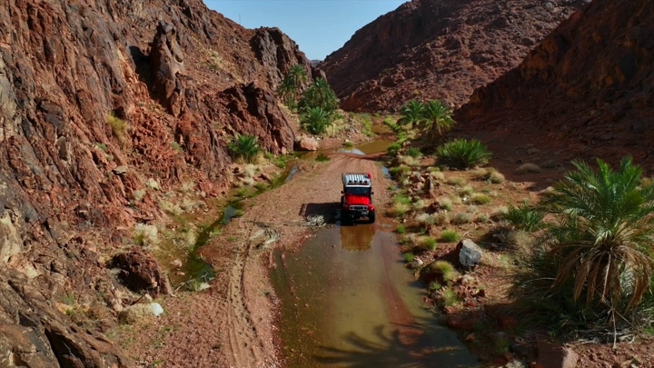 جيب قديم في وادٍ جبلي، لقطة جوية نهارية.