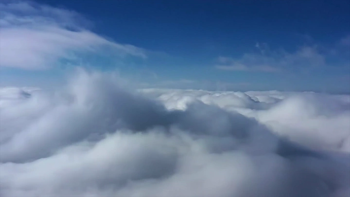 منظر للغيوم من الأعلى في يوم مشمس، لقطة جوية.
