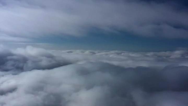 سماء زرقاء فوق الغيوم، لقطة جوية.