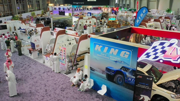 معرض الصقور في قاعة كبيرة، لقطة من الأعلى.