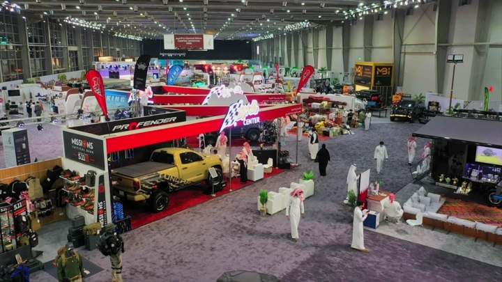 معرض الصيد والصقور في قاعة كبيرة، لقطة علوية.