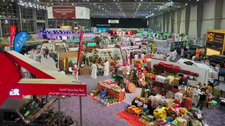 معرض الصقور والصيد السعودي في قاعة كبيرة، لقطة من الأعلى.