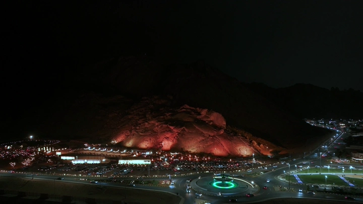 جبل مضاء في الليل مع رعد و دوار مضاء، لقطة جوية.