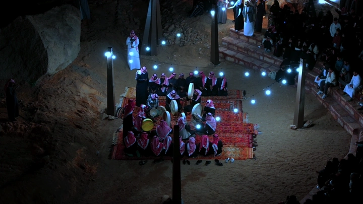 مجموعة تؤدي السامري في الهواء الطلق ليلاً، لقطة من الأعلى.