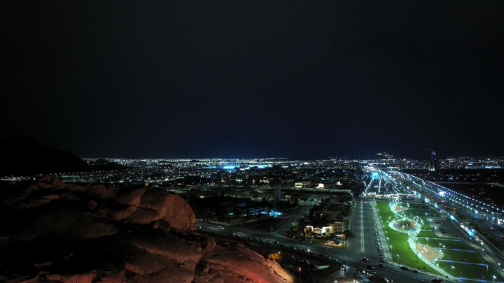 منظر ليلي لمدينة حائل مع الجبال المضيئة، لقطة بانورامية.