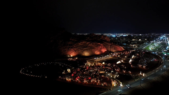 منظر ليلي لمدينة حائل مع رعد وبرق الجبال المضيئة، لقطة جوية.