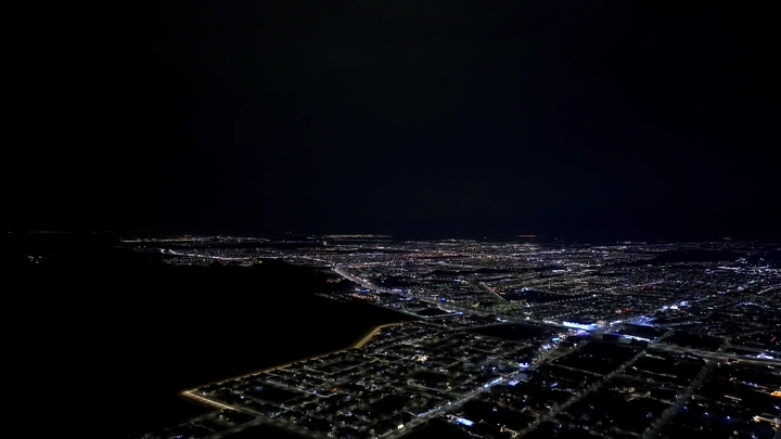 مدينة حائل ليلاً مع أضواء متلألئة، لقطة جوية.