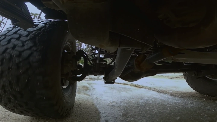 نظام تعليق سيارة دفع رباعي على طريق وعر، لقطة منخفضة.