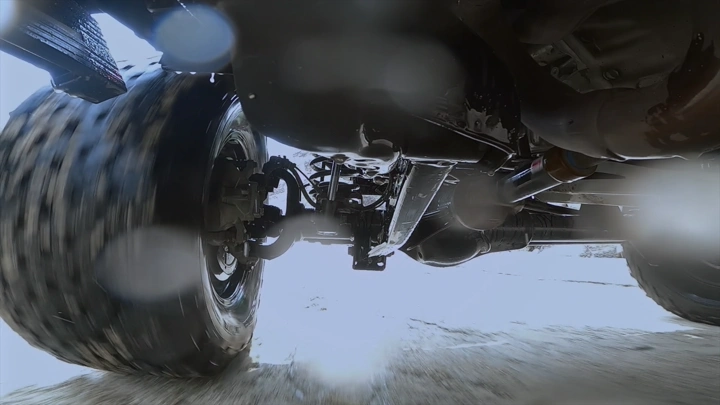 نظام تعليق سيارة دفع رباعي على طريق وعر، لقطة منخفضة.