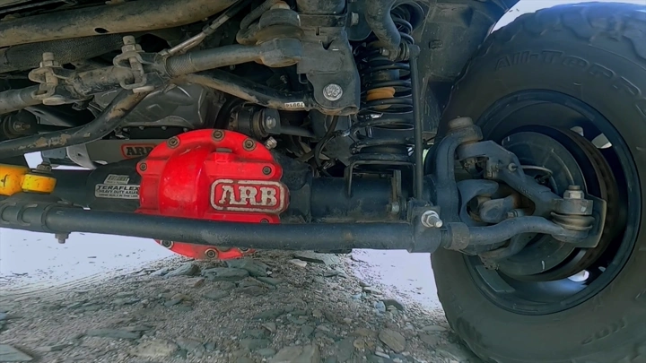 نظام تعليق سيارة على طريق وعر، لقطة مقربة.