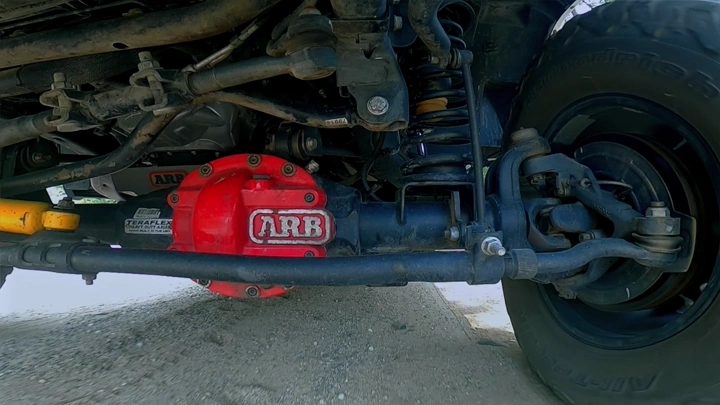 نظام تعليق سيارة على طريق ترابي، لقطة قريبة.