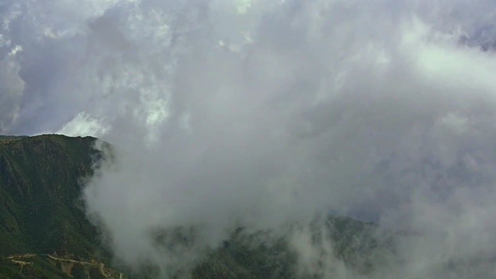 ضباب يغطي جبل باللحمر، لقطة جوية.