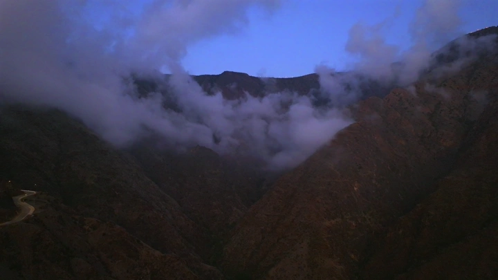 جبال السودة مع الضباب عند الغروب، لقطة جوية.
