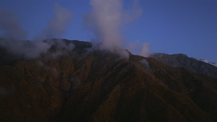 جبال السودة مغطاة بالضباب في المساء، لقطة جوية.