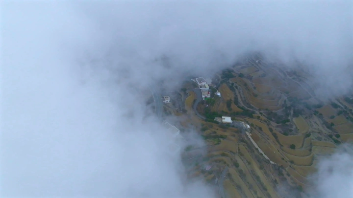 مزارع السودة مغطاة بالضباب، لقطة جوية.