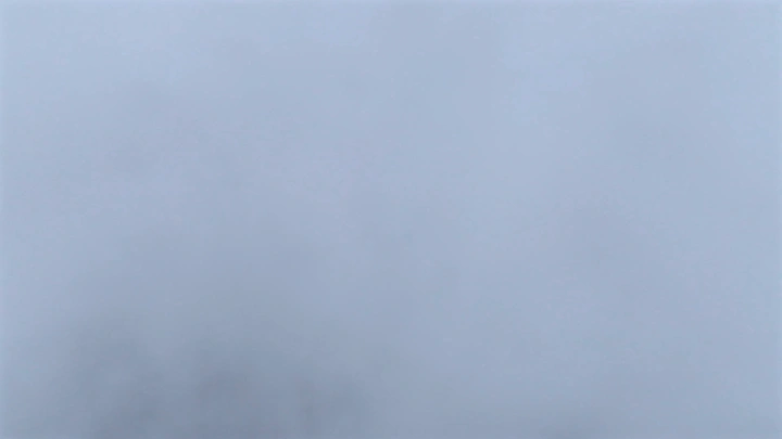 ضباب كثيف يغطي مزارع السودة، لقطة جوية.