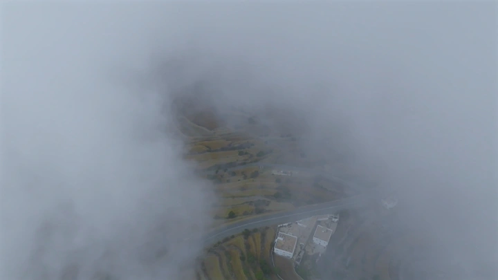 منظر جوي لمزارع السودة في الضباب، لقطة من طائرة بدون طيار.