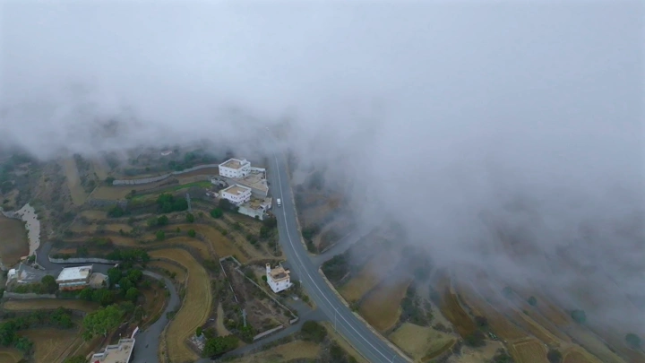 مزارع السودة تحت الضباب، لقطة جوية.