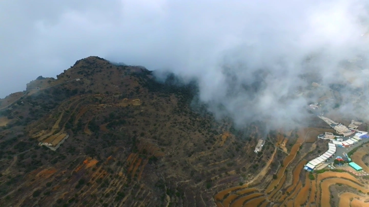منظر جوي لتلال النماص المغطاة بالضباب، لقطة من طائرة بدون طيار.