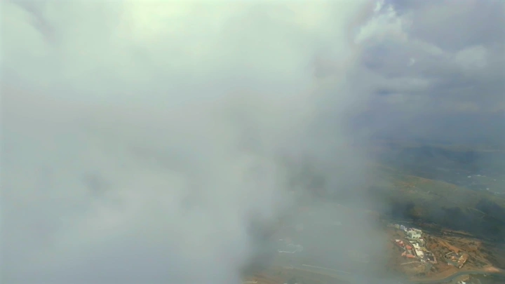 ضباب يغطي مدينة النماص، لقطة جوية.