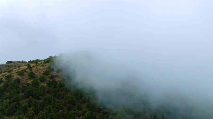 ضباب يغطي جبال النماص في الصباح، لقطة جوية.