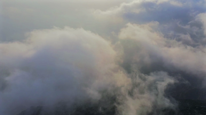 ضباب كثيف يغطي جبال النماص، لقطة جوية.