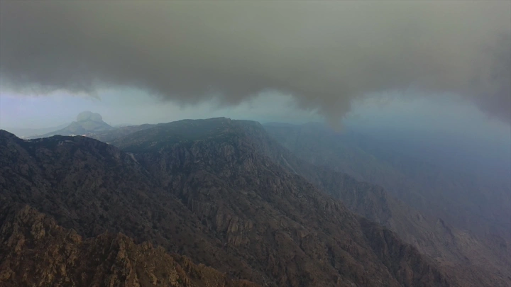 جبل حرفة مغطى بالضباب الكثيف، منظر جوي.