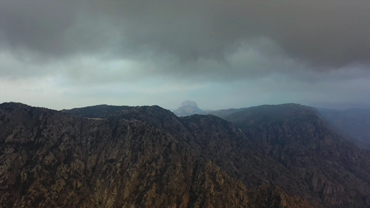 جبل حرفة مغطى بالضباب، لقطة جوية.