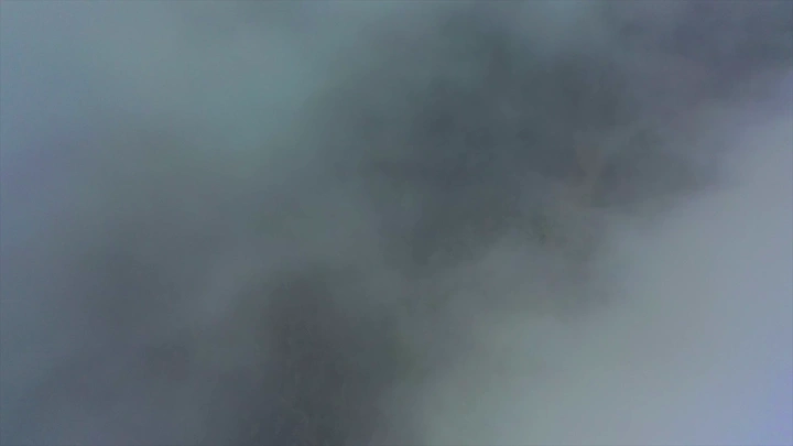 ضباب كثيف يغطي المنطقة في شعف الوليد بالنماص، لقطة جوية.