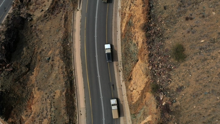 طريق جبلي متعرج في عقبة سنان، لقطة جوية.