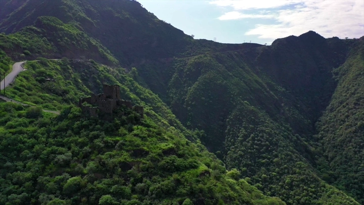 قلعة على جبل أخضر في عسير، لقطة جوية.