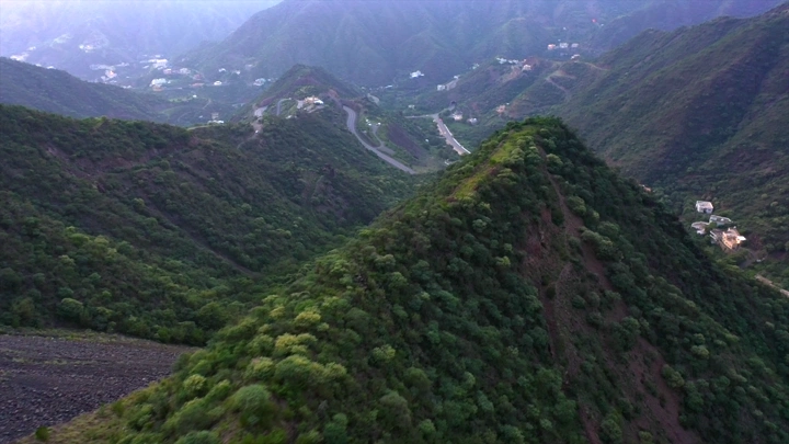 جبال خضراء في رجال المع، لقطة جوية.